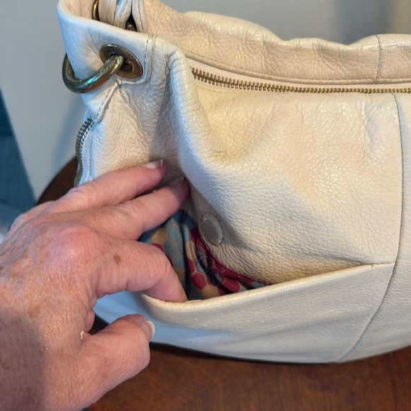 Hobo Leather cream colored hobo bag expanding bottom exterior back pocket VGUC - Picture 6 of 16